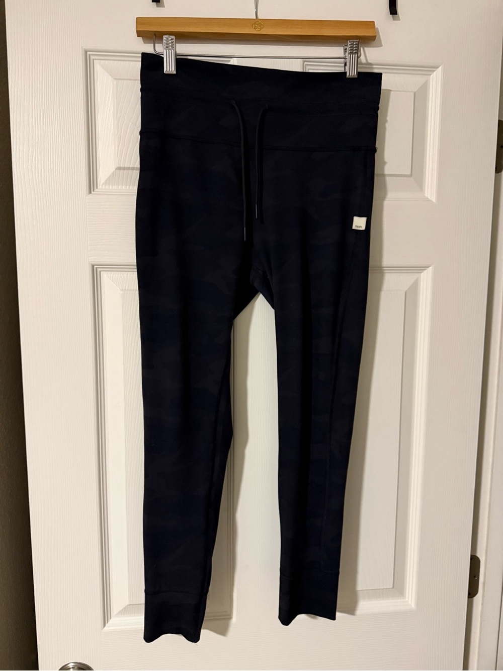 Vuori Women’s Daily Legging in Camo size medium
